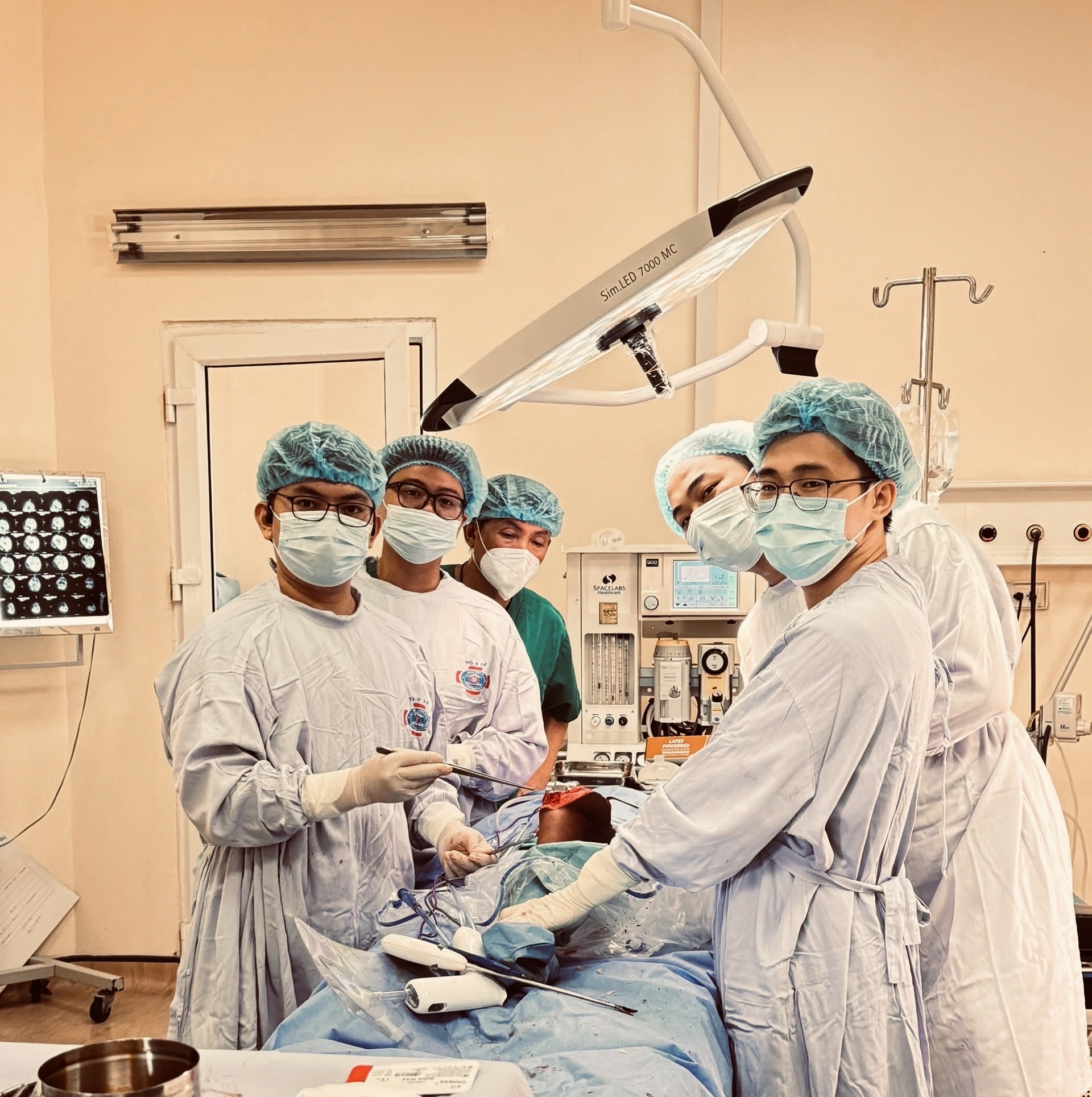 Xúc động trước gia cảnh khó khăn của bệnh nhi ung thư xương, bác sĩ quyết tâm giữ lại đôi chân cho bé- Ảnh 2. Xúc động trước gia cảnh khó khăn của bệnh nhi ung thư xương, bác sĩ quyết tâm giữ lại đôi chân cho bé- Ảnh 2.