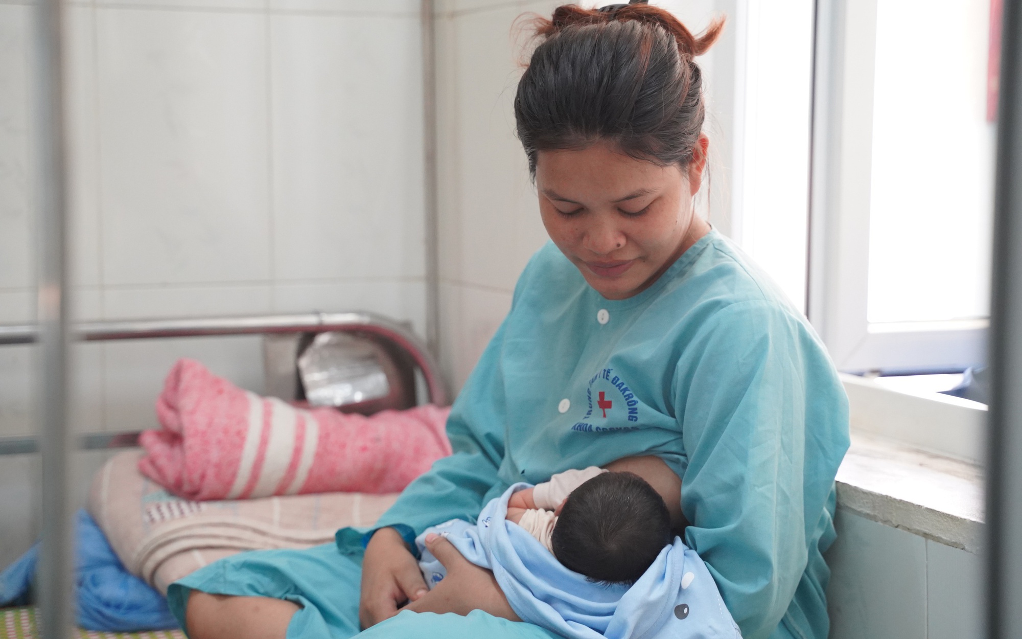Các khó khăn thường gặp khi nuôi con bằng sữa mẹ và giải pháp khắc phục