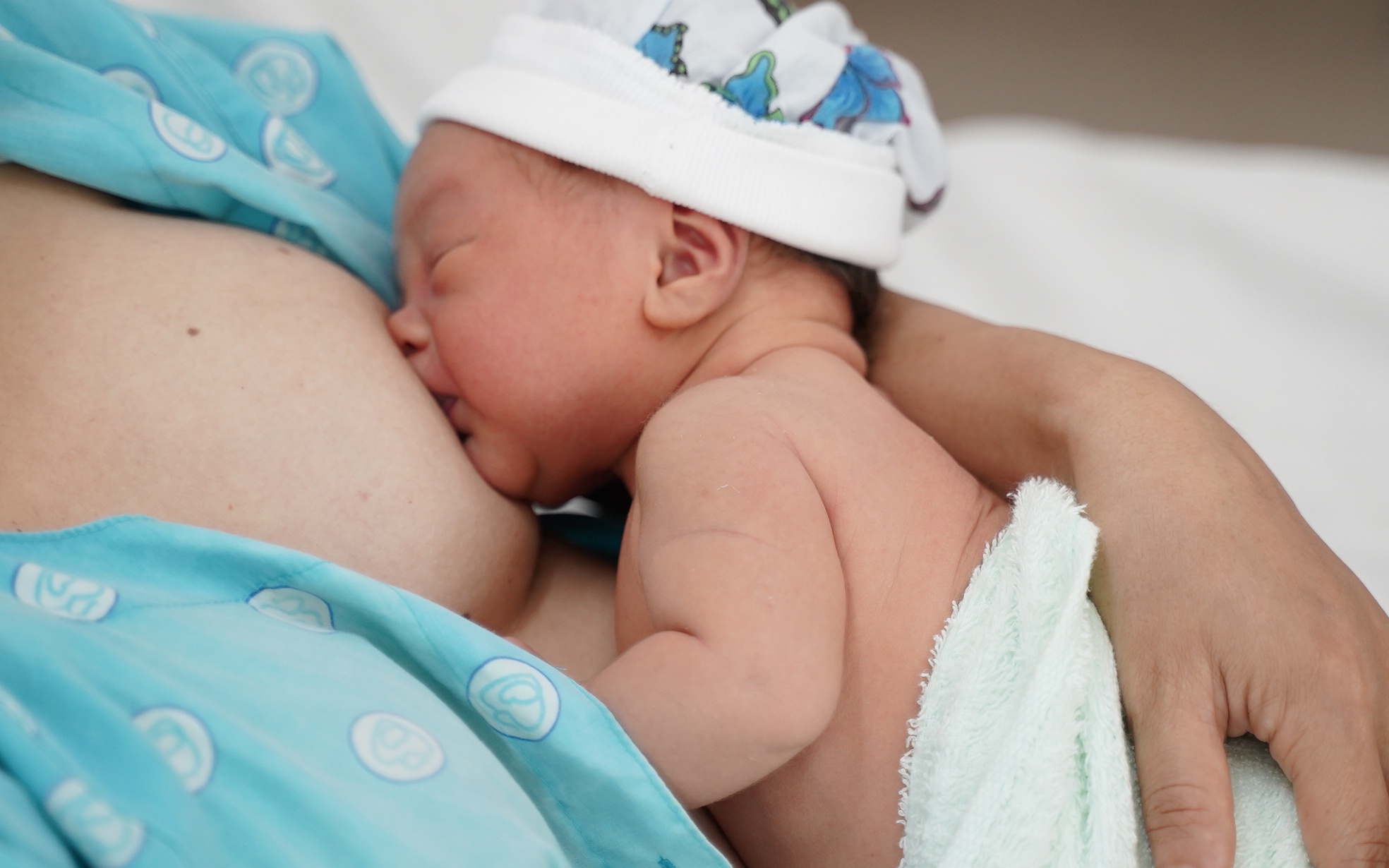 Xử trí các khó khăn thường gặp khi nuôi con bằng sữa mẹ