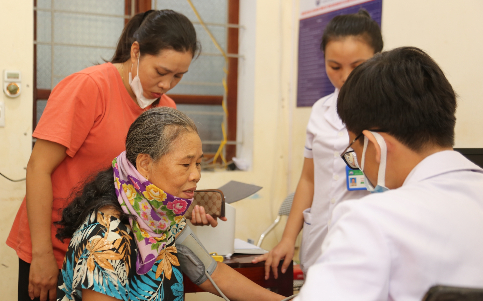 Y bác sĩ TP HCM đến với bà con vùng tâm lũ miền Tây Nghệ An