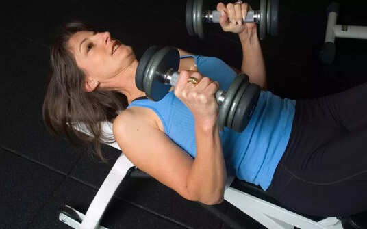 5 bài tập đơn giản giúp tăng cơ bắp ở phụ nữ