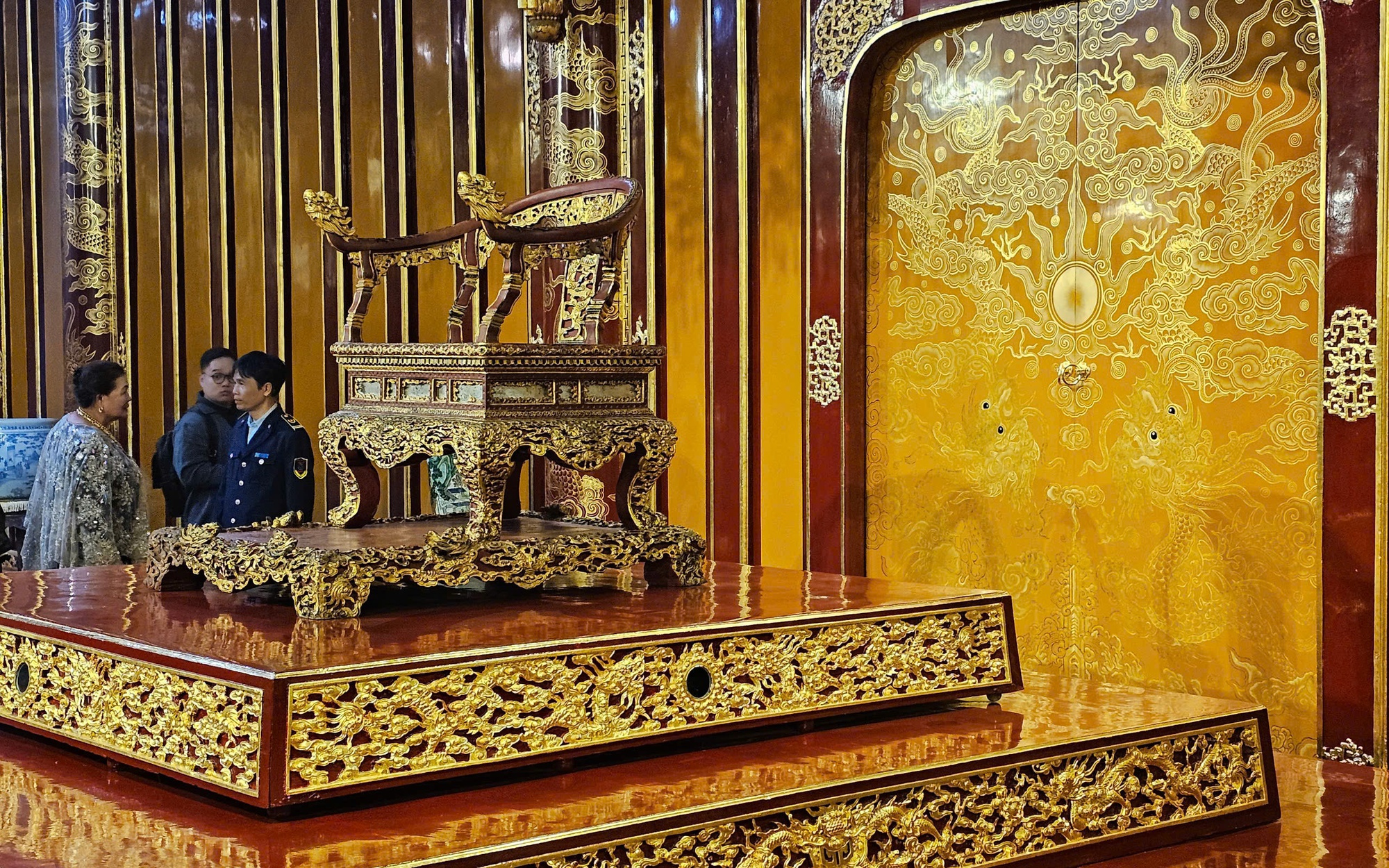 Bảo vật quốc gia ngai vua triều Nguyễn bị phá hoại sẽ được phục chế ra sao?