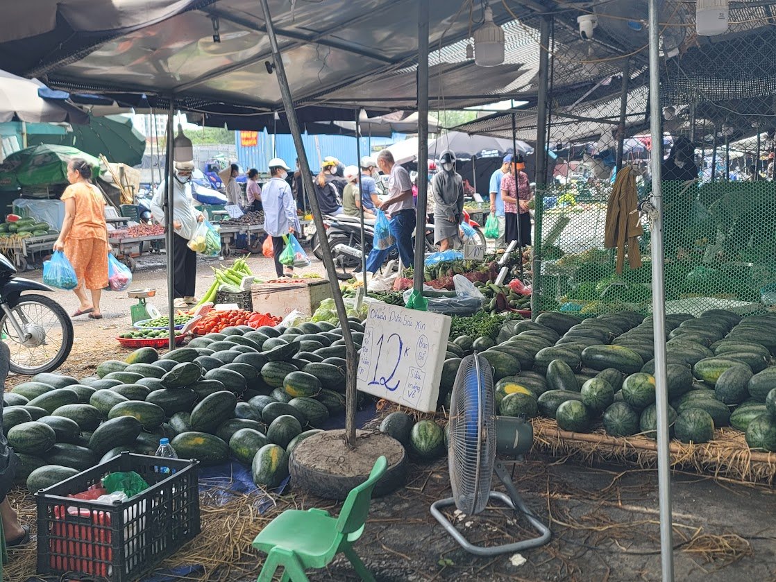 Hà Nội tồn tại 85 chợ tạm, chợ cóc, nguy cơ mất an toàn vệ sinh thực phẩm, an toàn giao thông- Ảnh 1. Hà Nội tồn tại 85 chợ tạm, chợ cóc, nguy cơ mất an toàn vệ sinh thực phẩm, an toàn giao thông- Ảnh 1.