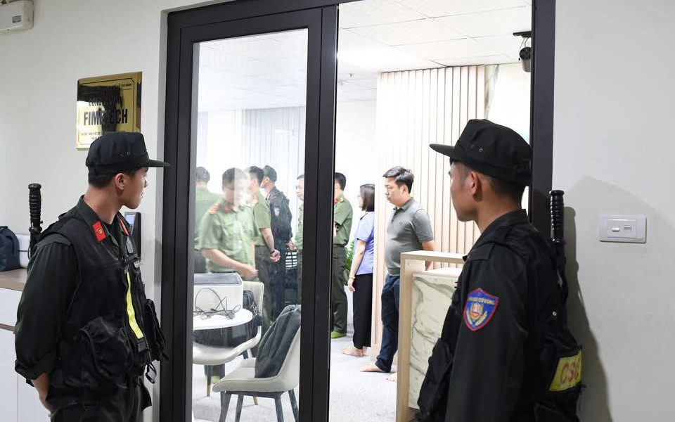 Bắt nhóm đối tượng dùng thẻ thanh toán quốc tế của người khác để chiếm đoạt 30 tỷ đồng- Ảnh 5.