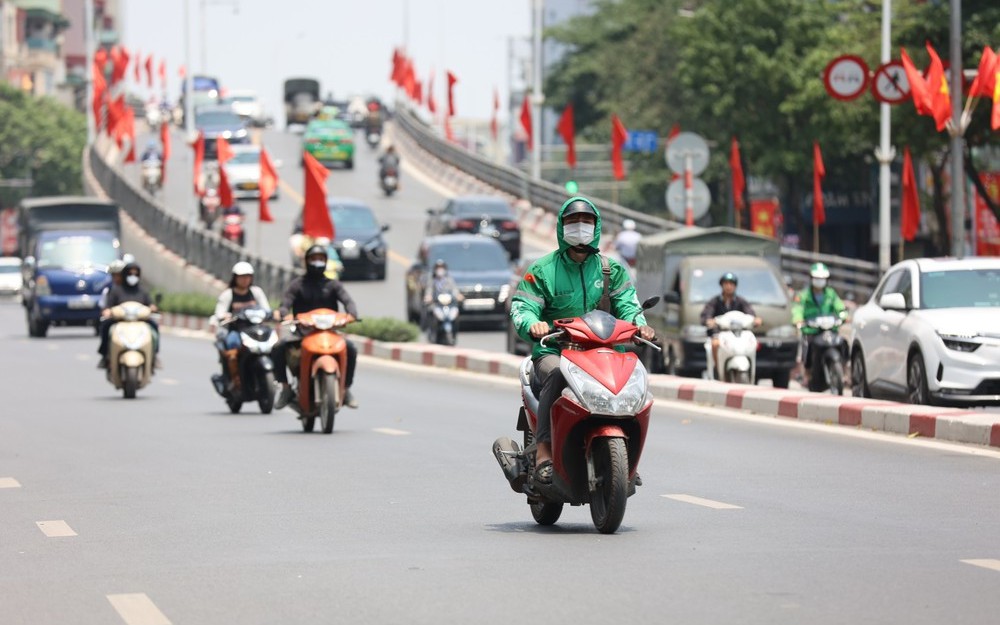 Miền Bắc oi nóng trên 36 độ ở đồng bằng, mưa dông mạnh vùng núi