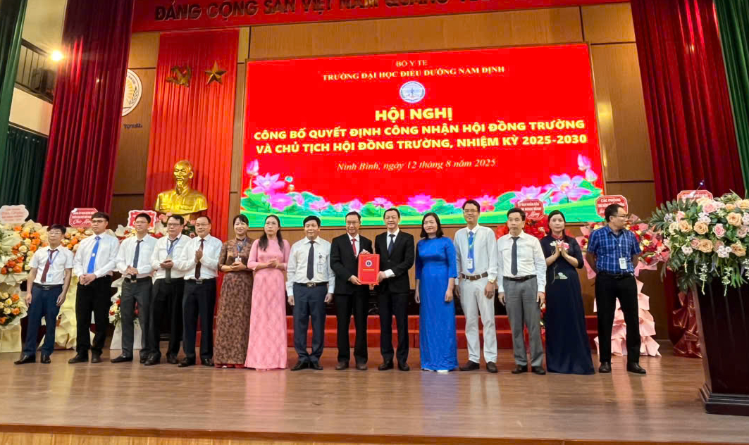 Thứ trưởng Nguyễn Tri Thức trao quyết định công nhận Chủ tịch Hội đồng Trường Đại học Điều dưỡng Nam Định - Ảnh 2.