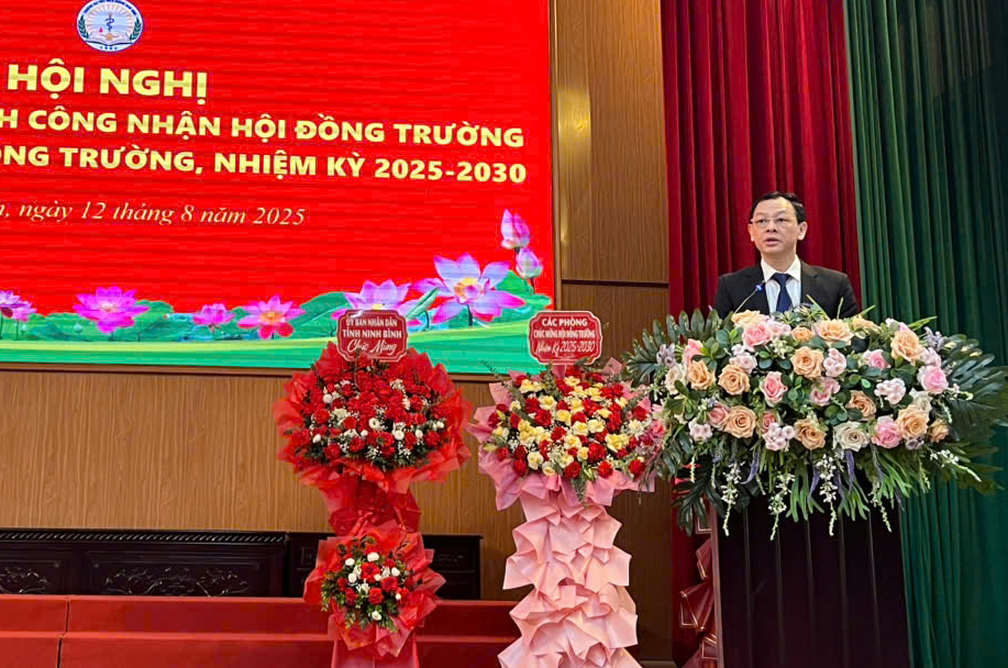 Thứ trưởng Nguyễn Tri Thức trao quyết định công nhận Chủ tịch Hội đồng Trường Đại học Điều dưỡng Nam Định - Ảnh 1.