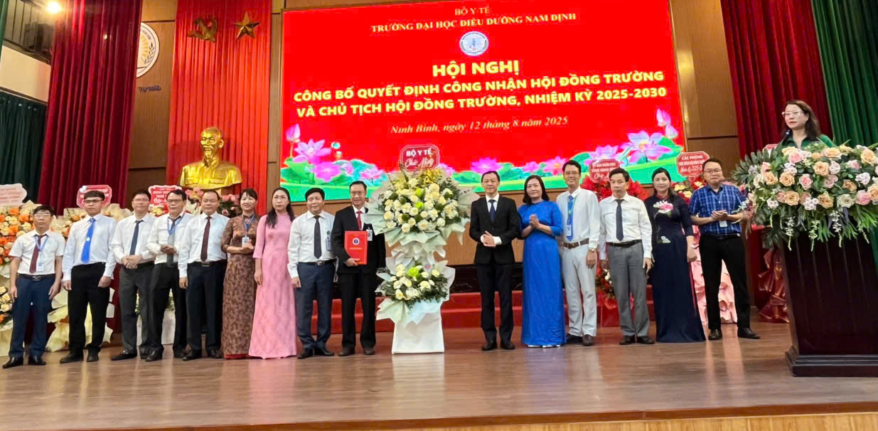 Thứ trưởng Nguyễn Tri Thức trao quyết định công nhận Chủ tịch Hội đồng Trường Đại học Điều dưỡng Nam Định - Ảnh 3.