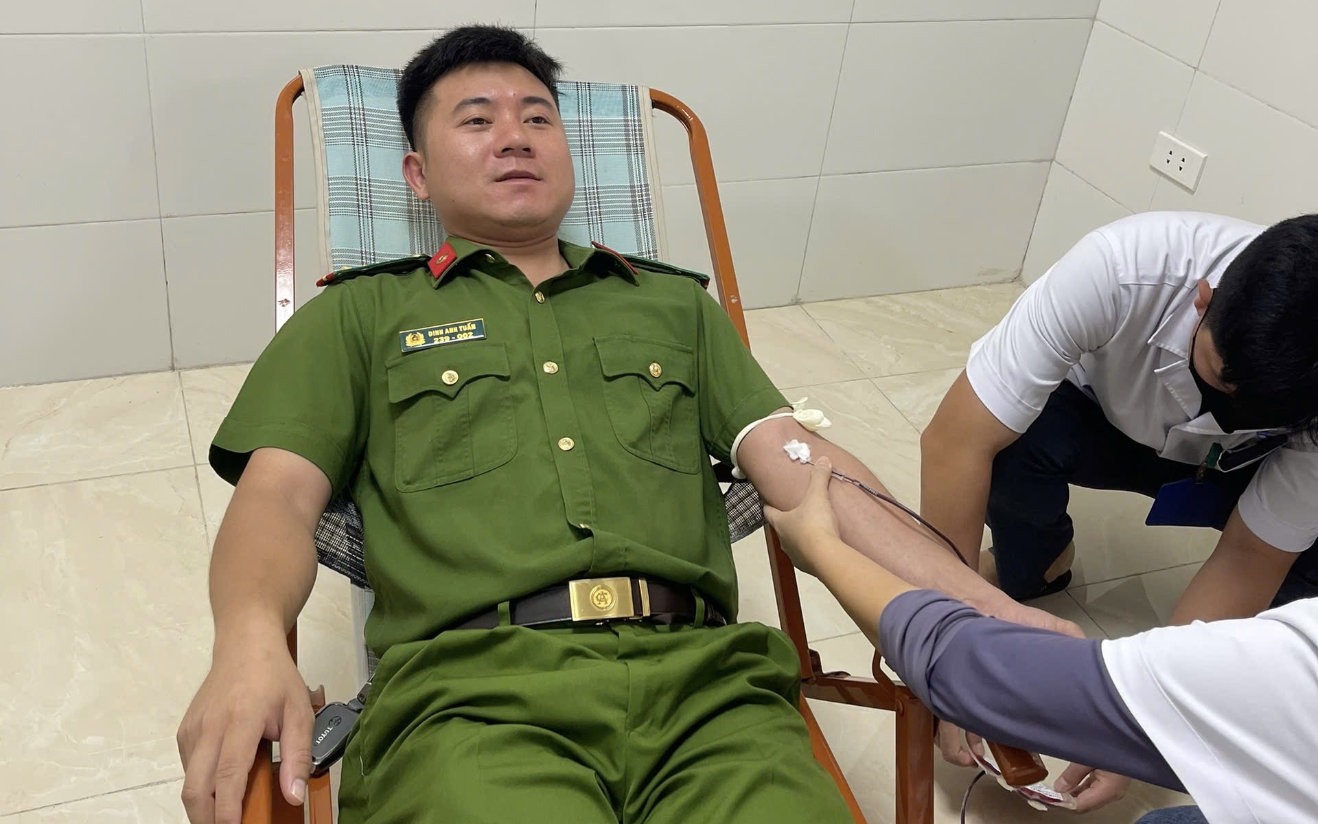 Chiến sĩ công an xã miền núi hiến máu cứu bệnh nhân nguy kịch