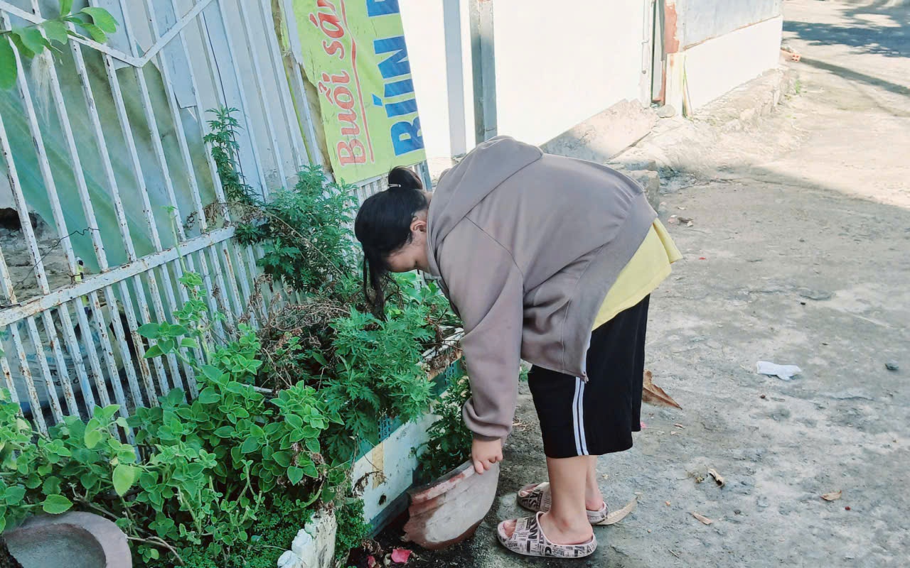 Phụ huynh hướng dẫn con diệt lăng quăng phòng sốt xuất huyết trong dịp hè