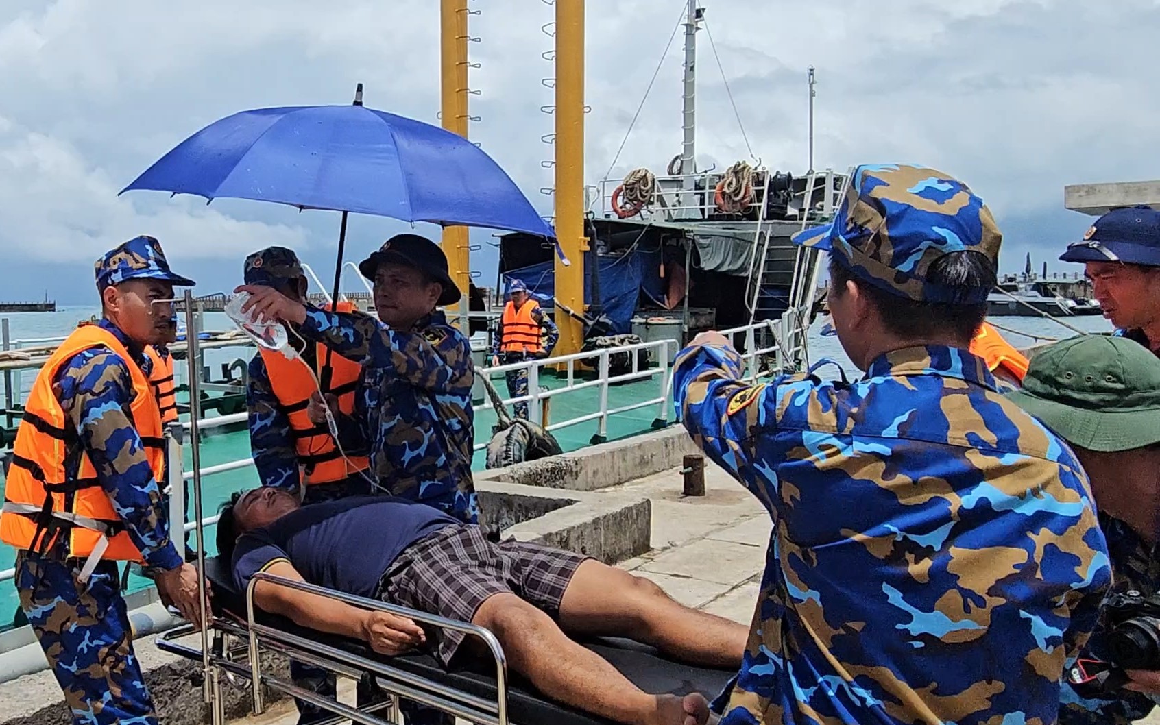Tàu hải quân kịp thời đưa ngư dân gặp nạn đi cấp cứu