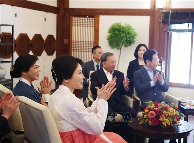 Tổng Bí thư Tô Lâm và Phu nhân dự tiệc trà và thưởng thức nghệ thuật truyền thống- Ảnh 13. Tổng Bí thư Tô Lâm và Phu nhân dự tiệc trà và thưởng thức nghệ thuật truyền thống- Ảnh 13.