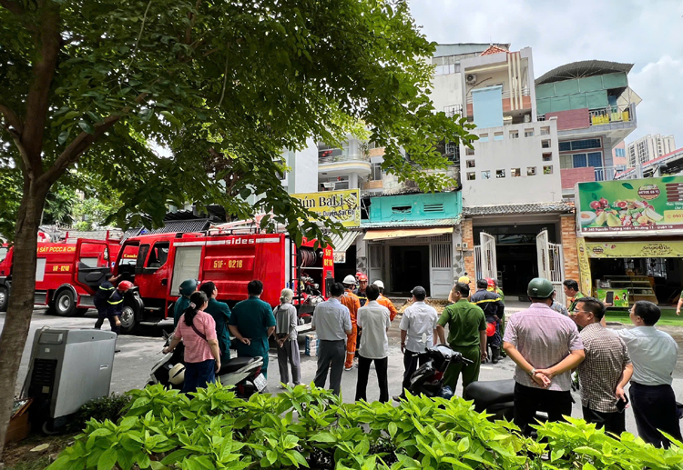 TP Hồ Chí Minh: Cháy nhà 3 tầng, giải cứu cụ bà ra ngoài an toàn- Ảnh 2. TP Hồ Chí Minh: Cháy nhà 3 tầng, giải cứu cụ bà ra ngoài an toàn- Ảnh 2.