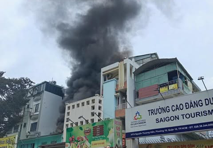 TP Hồ Chí Minh: Cháy nhà 3 tầng, giải cứu cụ bà ra ngoài an toàn- Ảnh 1. TP Hồ Chí Minh: Cháy nhà 3 tầng, giải cứu cụ bà ra ngoài an toàn- Ảnh 1.