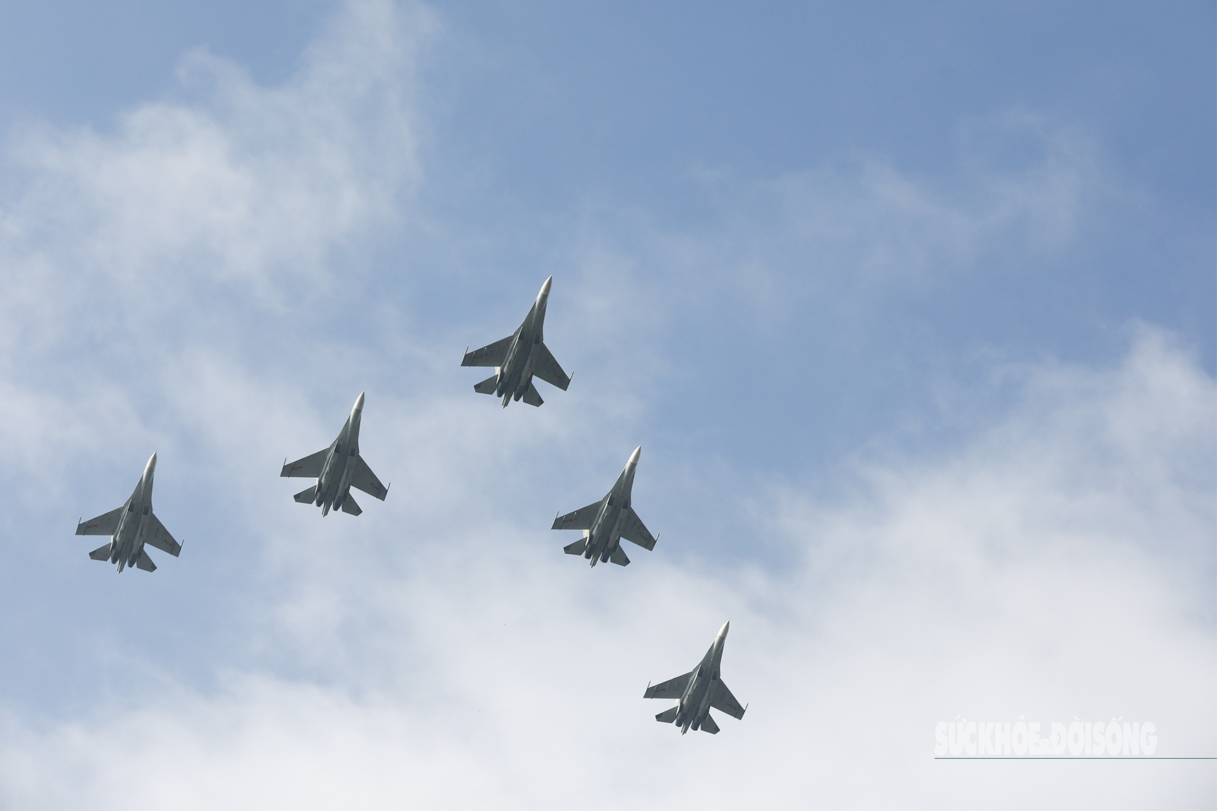 Máy bay trinh sát Yak-130 ‘xé mây’, tạo khoảnh khắc ngoạn mục- Ảnh 13. Máy bay trinh sát Yak-130 ‘xé mây’, tạo khoảnh khắc ngoạn mục- Ảnh 13.