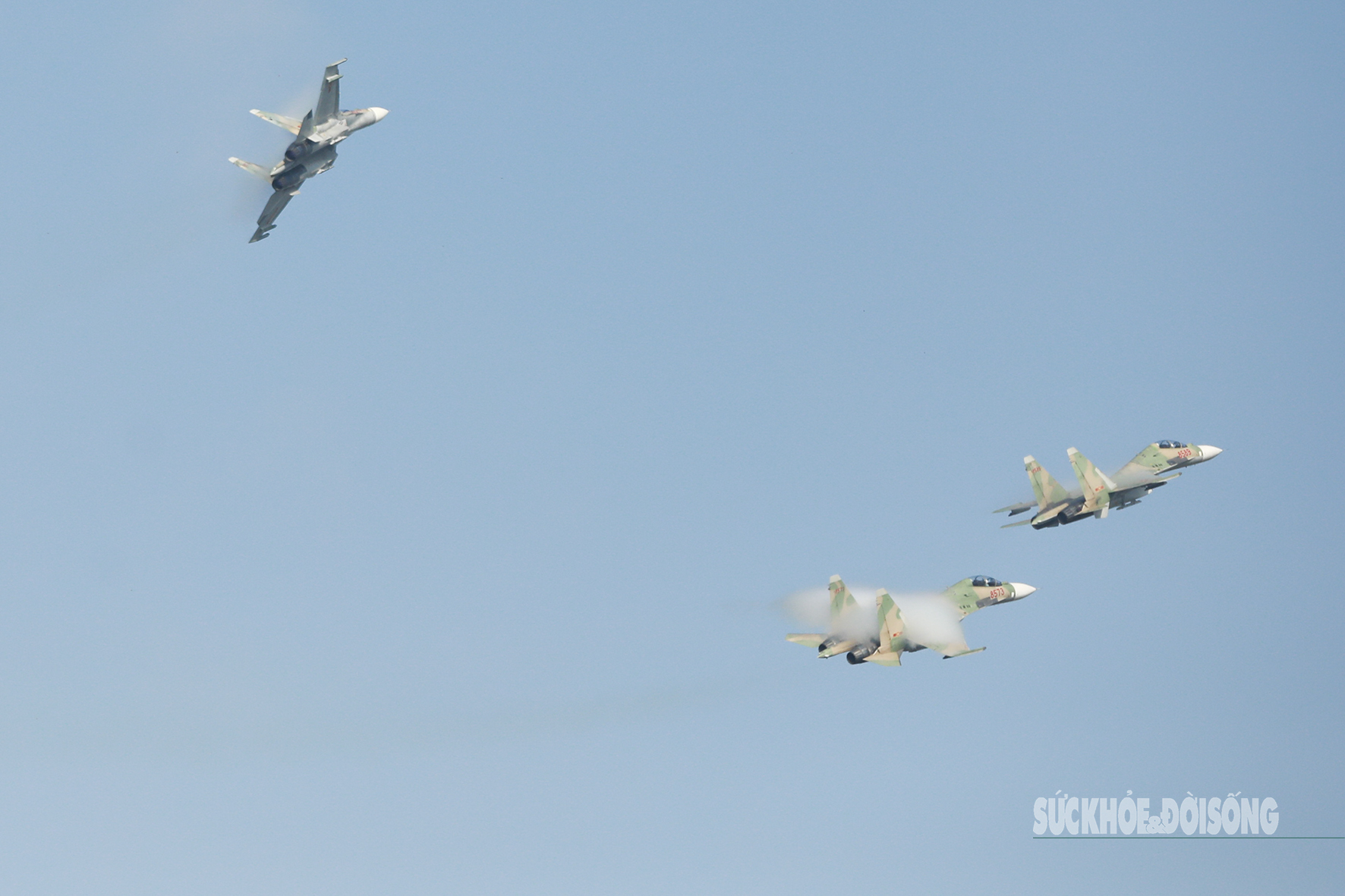 Máy bay trinh sát Yak-130 ‘xé mây’, tạo khoảnh khắc ngoạn mục- Ảnh 5. Máy bay trinh sát Yak-130 ‘xé mây’, tạo khoảnh khắc ngoạn mục- Ảnh 5.