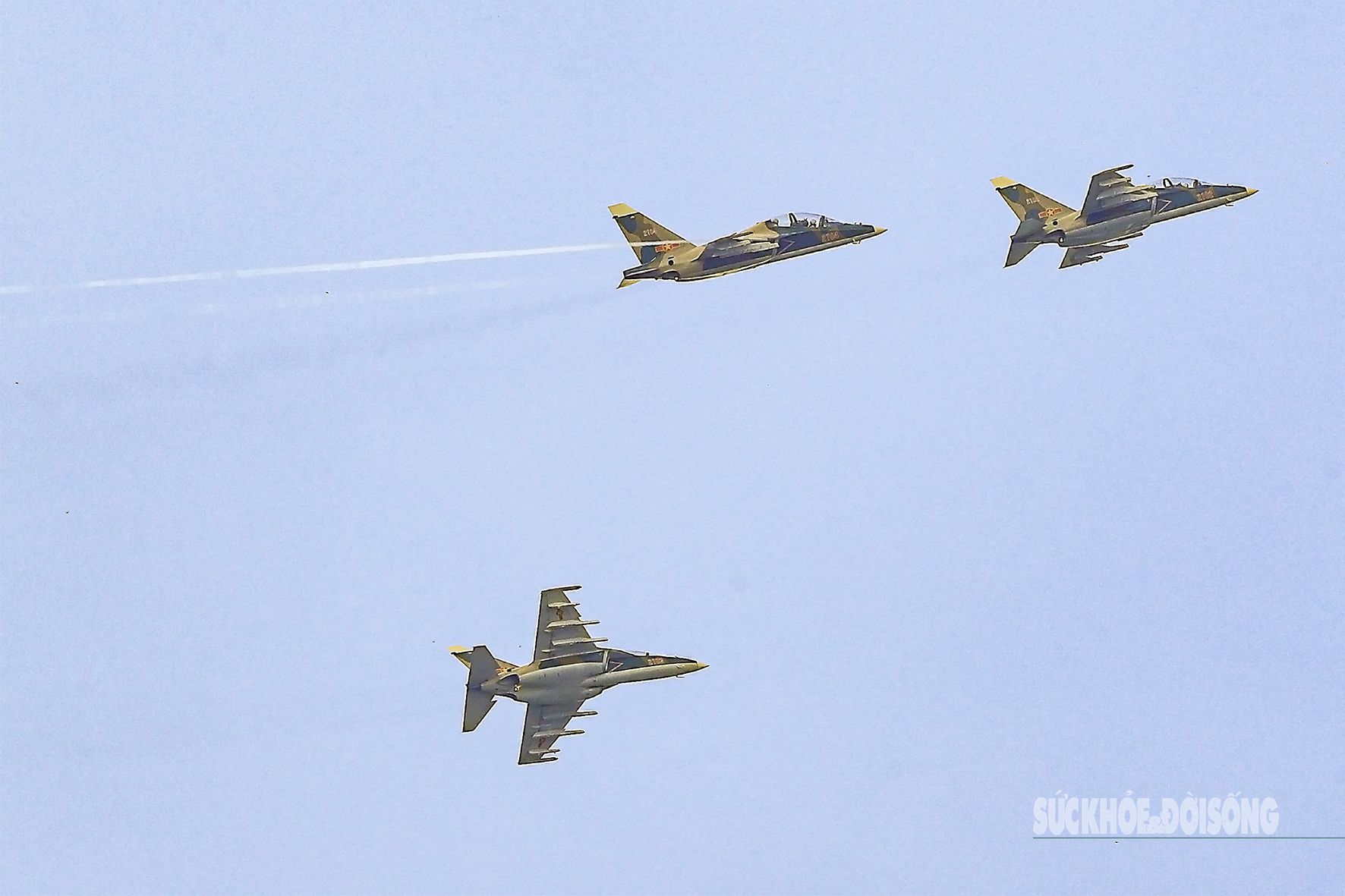Máy bay trinh sát Yak-130 ‘xé mây’, tạo khoảnh khắc ngoạn mục- Ảnh 12. Máy bay trinh sát Yak-130 ‘xé mây’, tạo khoảnh khắc ngoạn mục- Ảnh 12.