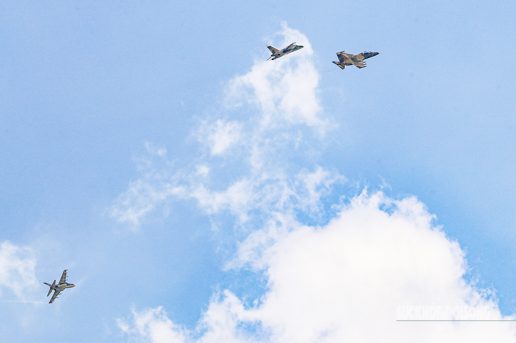 Máy bay trinh sát Yak-130 ‘xé mây’, tạo khoảnh khắc ngoạn mục- Ảnh 7. Máy bay trinh sát Yak-130 ‘xé mây’, tạo khoảnh khắc ngoạn mục- Ảnh 7.