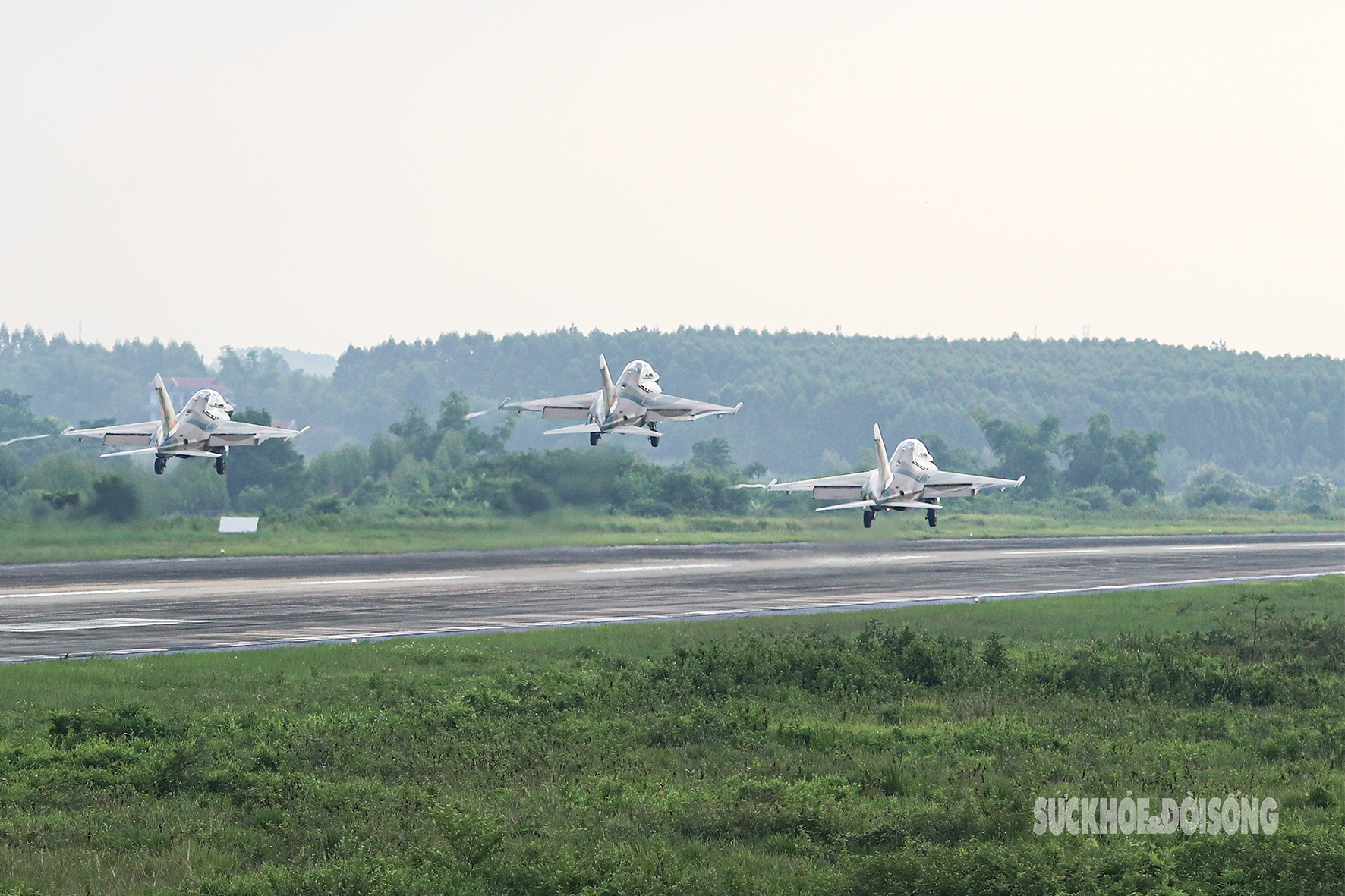 Máy bay trinh sát Yak-130 ‘xé mây’, tạo khoảnh khắc ngoạn mục- Ảnh 2. Máy bay trinh sát Yak-130 ‘xé mây’, tạo khoảnh khắc ngoạn mục- Ảnh 2.