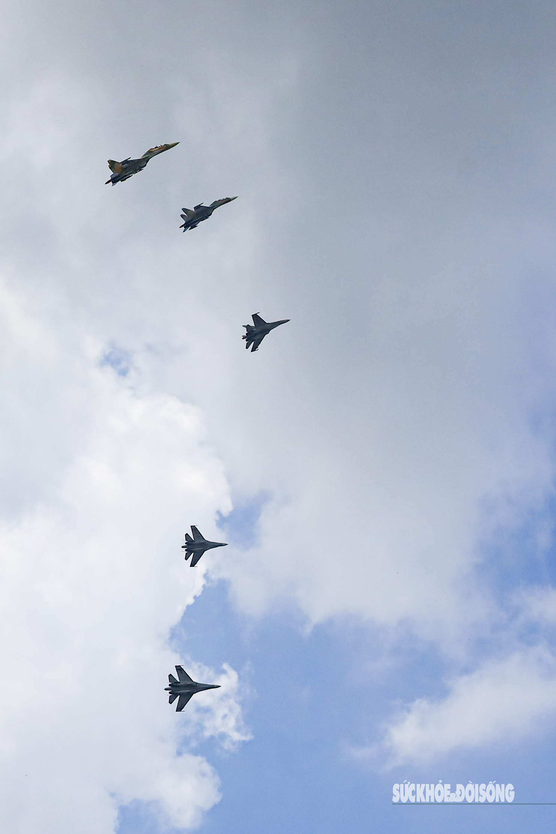 Máy bay trinh sát Yak-130 ‘xé mây’, tạo khoảnh khắc ngoạn mục- Ảnh 9. Máy bay trinh sát Yak-130 ‘xé mây’, tạo khoảnh khắc ngoạn mục- Ảnh 9.