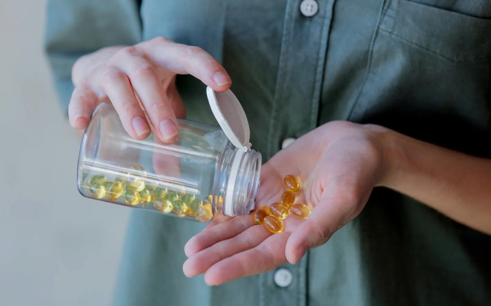 Bổ sung omega-3 thế nào để giảm khô, mỏi mắt do nhìn màn hình nhiều giờ?