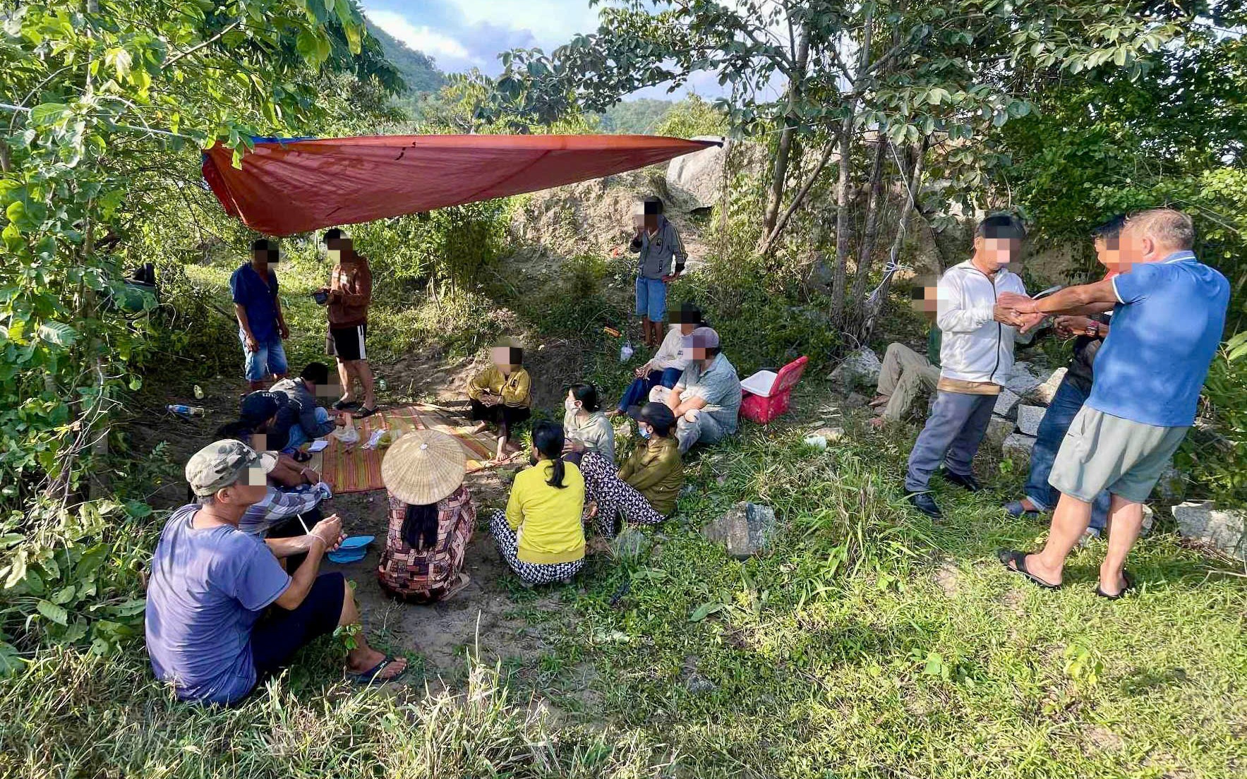 Công an ập vào bắt giữ 10 'con bạc' đang sát phạt nhau trong rẫy- Ảnh 3.