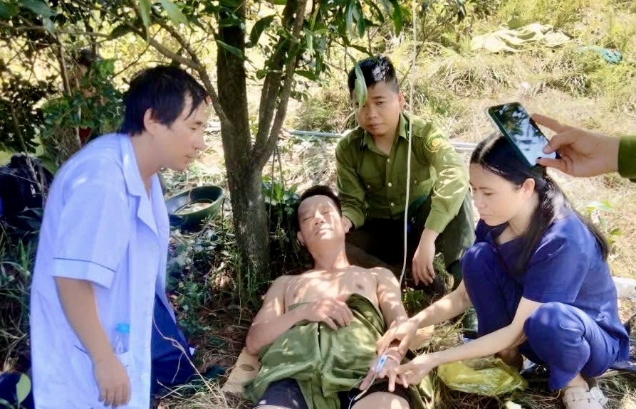Cứu sống cán bộ kiểm lâm bị ngạt, sốc nhiệt khi chữa cháy rừng- Ảnh 1. Cứu sống cán bộ kiểm lâm bị ngạt, sốc nhiệt khi chữa cháy rừng- Ảnh 1.