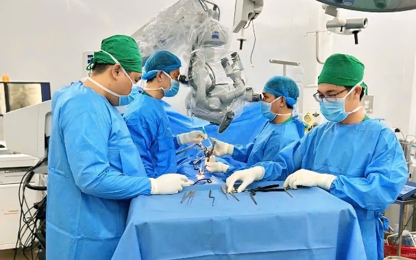 Phẫu thuật đặt ốc chân cung cố định cột sống cổ cứu nam thanh niên bị liệt tứ chi sau tai nạn