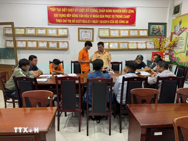 Vụ đoàn xe Vespa ngang nhiên vượt đèn đỏ: Là nhân viên công ty du lịch mạo hiểm- Ảnh 2. Vụ đoàn xe Vespa ngang nhiên vượt đèn đỏ: Là nhân viên công ty du lịch mạo hiểm- Ảnh 2.