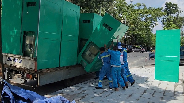 Hà Nội gấp rút lắp đặt 612 nhà vệ sinh lưu động phục vụ dịp Quốc khánh 2/9- Ảnh 3. Hà Nội gấp rút lắp đặt 612 nhà vệ sinh lưu động phục vụ dịp Quốc khánh 2/9- Ảnh 3.