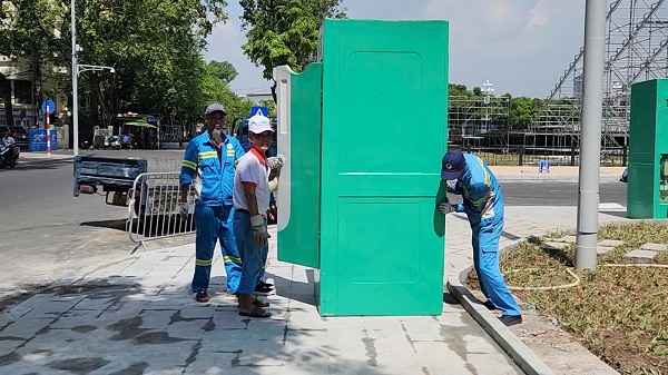 Hà Nội gấp rút lắp đặt 612 nhà vệ sinh lưu động phục vụ dịp Quốc khánh 2/9- Ảnh 4. Hà Nội gấp rút lắp đặt 612 nhà vệ sinh lưu động phục vụ dịp Quốc khánh 2/9- Ảnh 4.