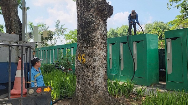 Hà Nội gấp rút lắp đặt 612 nhà vệ sinh lưu động phục vụ dịp Quốc khánh 2/9- Ảnh 8. Hà Nội gấp rút lắp đặt 612 nhà vệ sinh lưu động phục vụ dịp Quốc khánh 2/9- Ảnh 8.