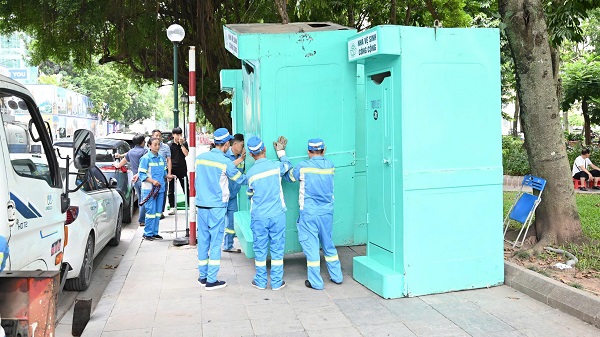 Hà Nội gấp rút lắp đặt 612 nhà vệ sinh lưu động phục vụ dịp Quốc khánh 2/9- Ảnh 1. Hà Nội gấp rút lắp đặt 612 nhà vệ sinh lưu động phục vụ dịp Quốc khánh 2/9- Ảnh 1.