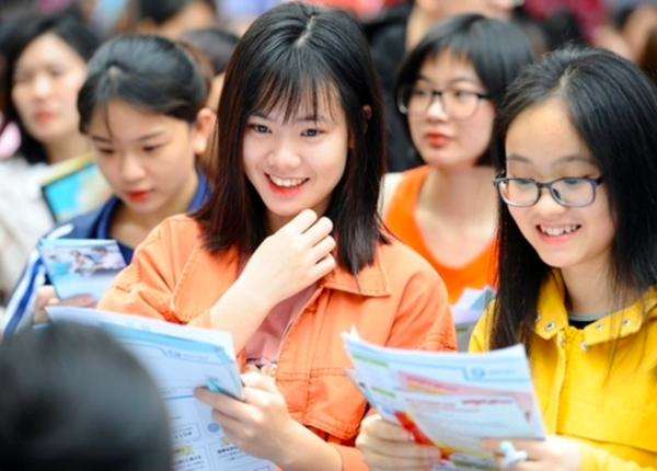 Điểm chuẩn các ngành 'hot' năm 2025 có thể cao hơn dự kiến- Ảnh 1.