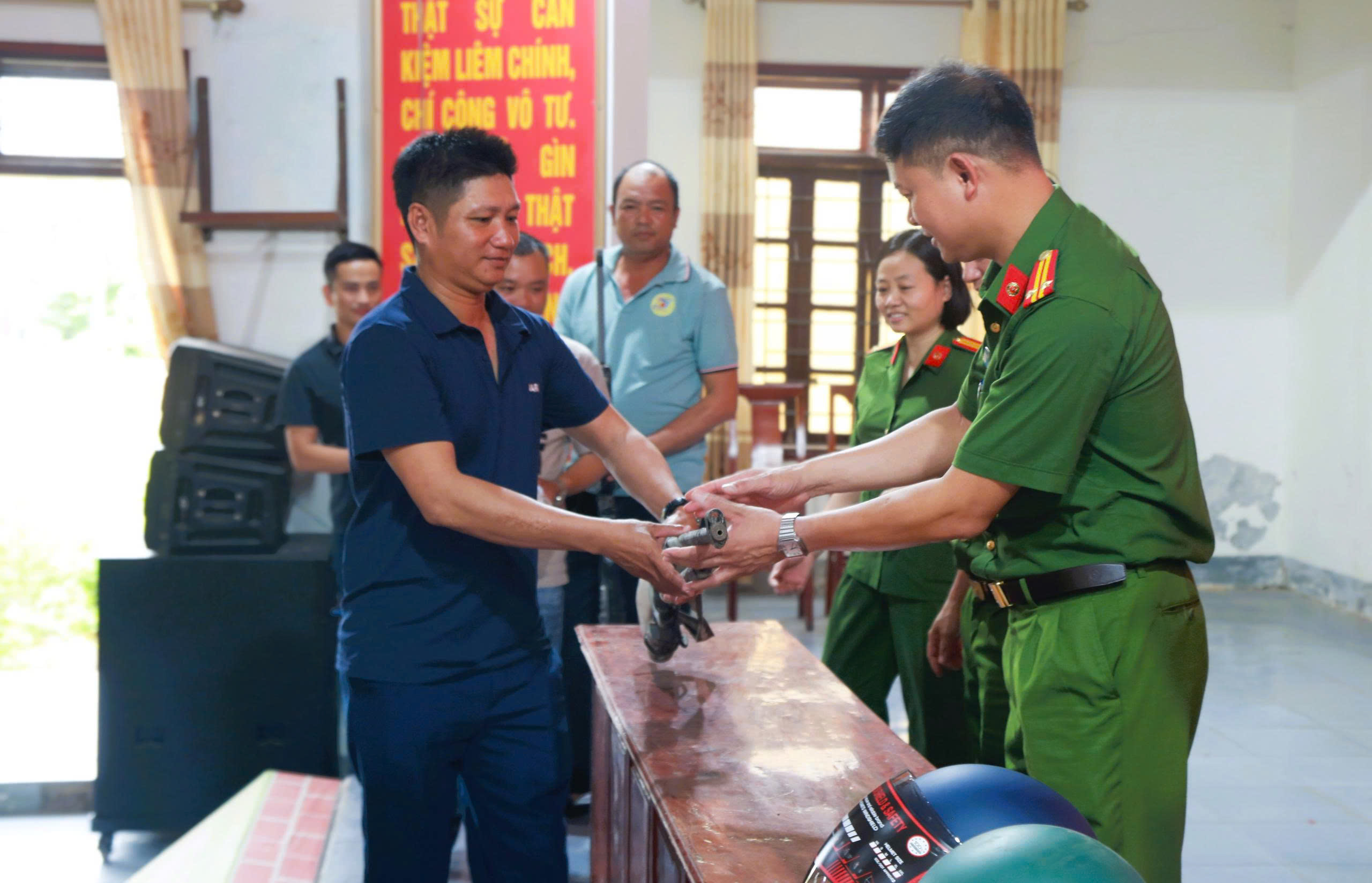 Nhiều cách làm hay của Công an Nghệ An trong thu hồi vũ khí, vật liệu nổ- Ảnh 2.