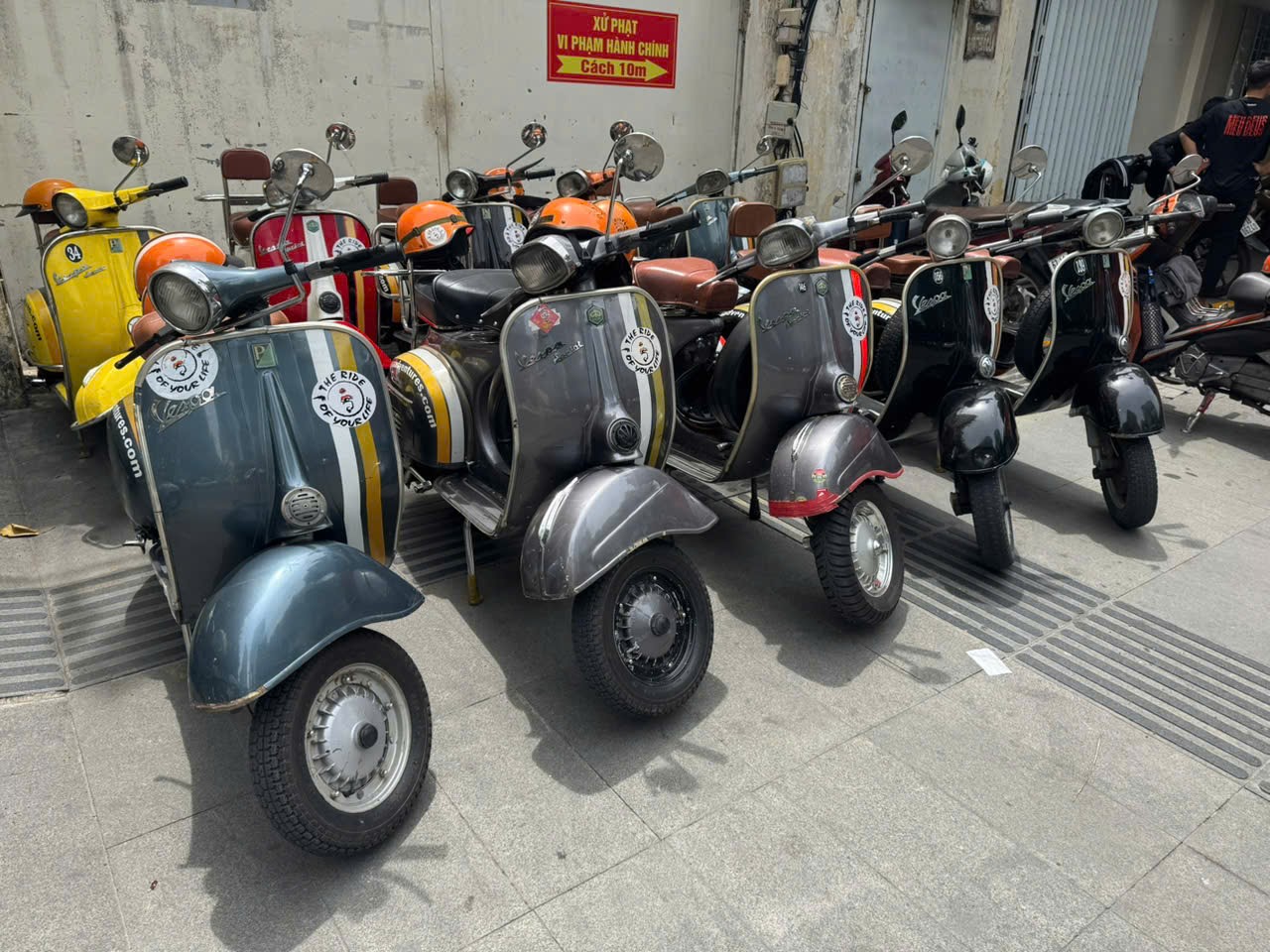 Xử phạt 10 người mặc áo cam chạy Vespa vượt đèn đỏ ở trung tâm TPHCM- Ảnh 3.