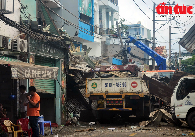 Hiện trường vụ nổ ở TPHCM: Ít nhất 4 nhà dân bị hư hỏng nặng- Ảnh 1.