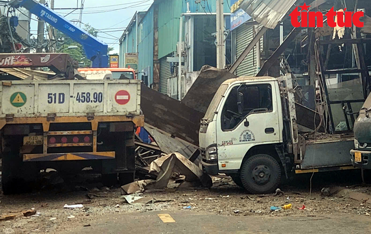 Hiện trường vụ nổ ở TPHCM: Ít nhất 4 nhà dân bị hư hỏng nặng- Ảnh 3.