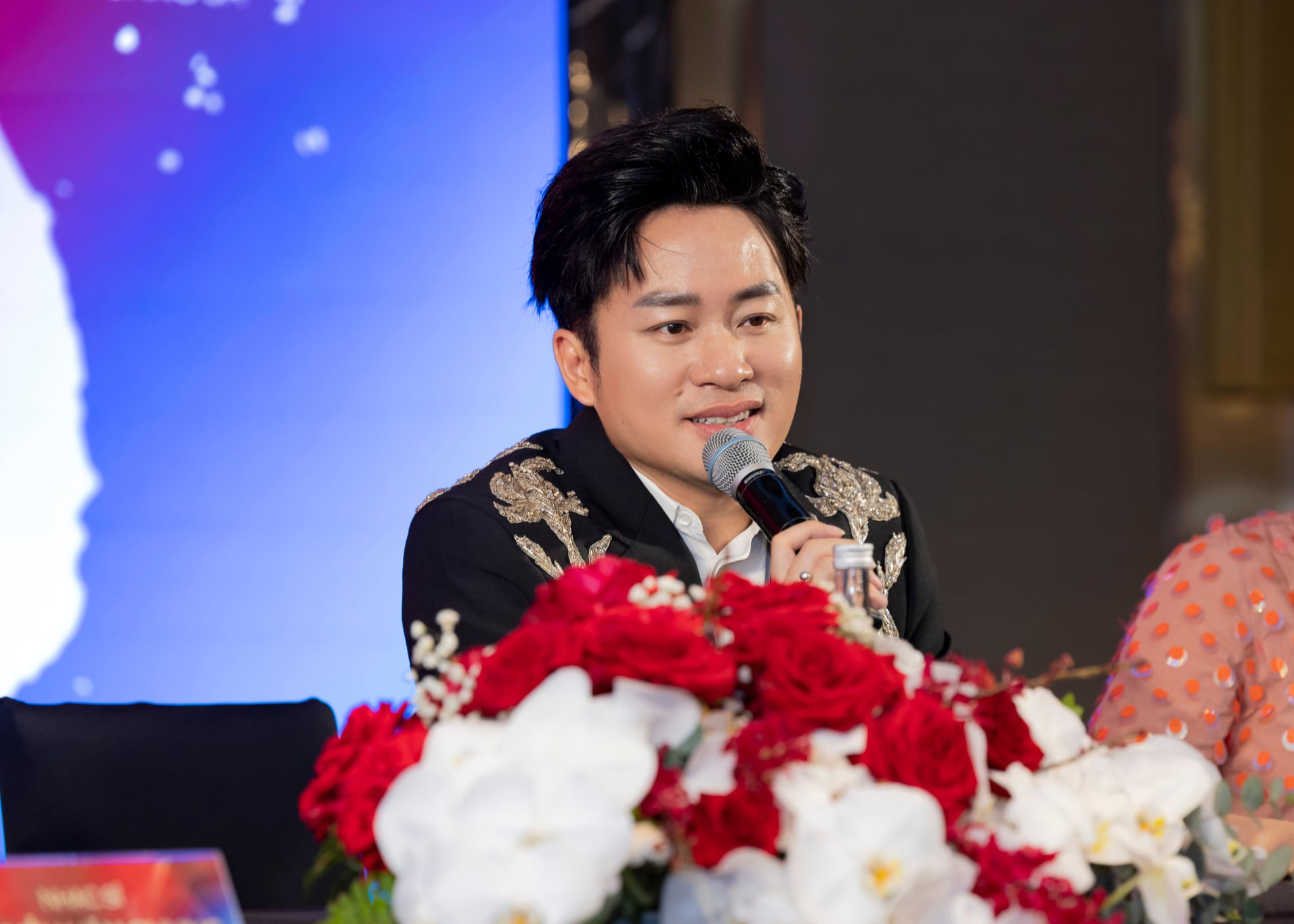Nghe Tùng Dương hát live sáng tác mới của nhạc sĩ Nguyễn Văn Chung- Ảnh 1.