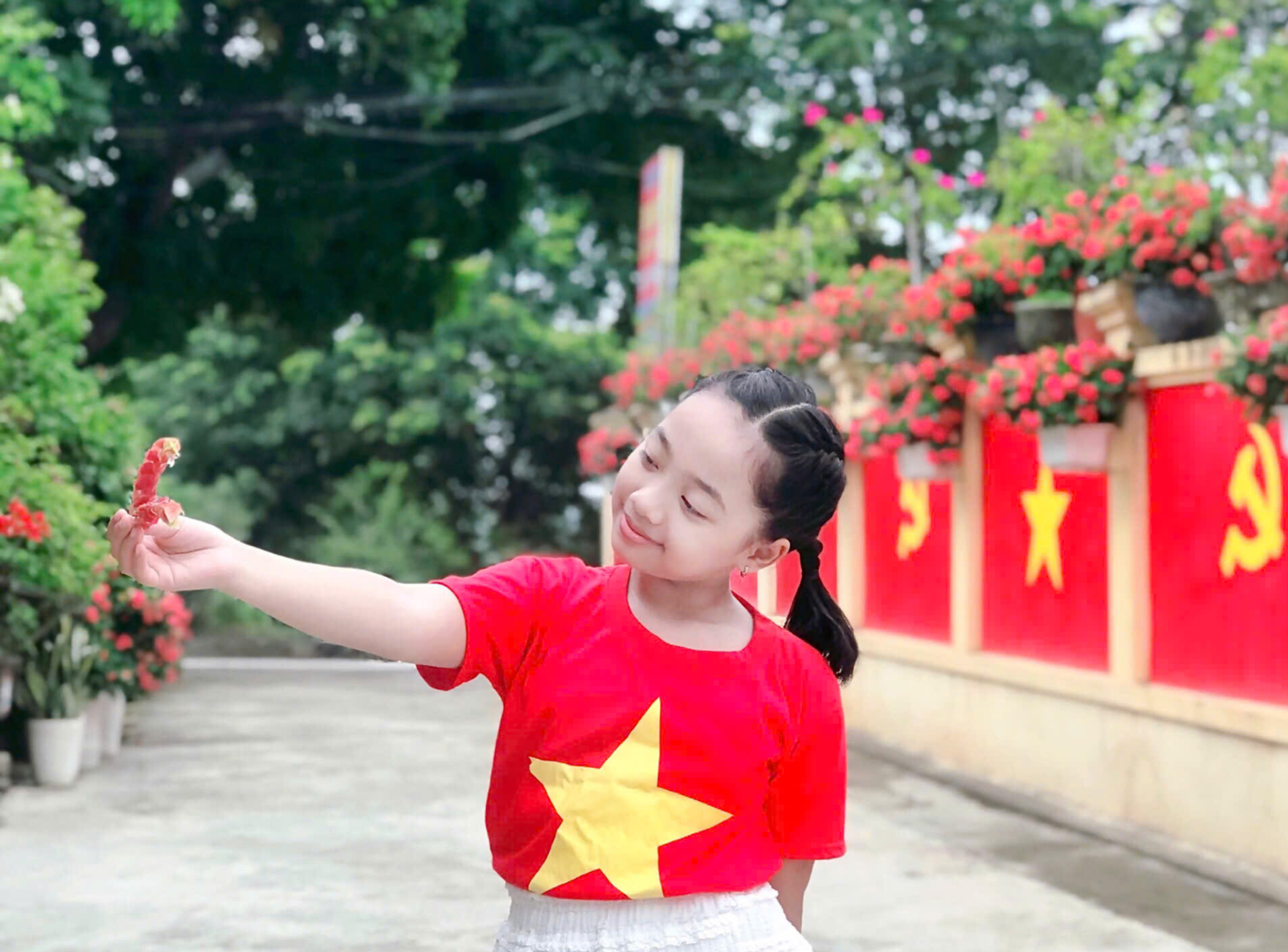 Cách yêu nước độc đáo của vợ chồng miền núi Nghệ An- Ảnh 13.