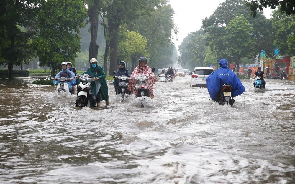 Mưa dông dồn dập khắp cả nước
