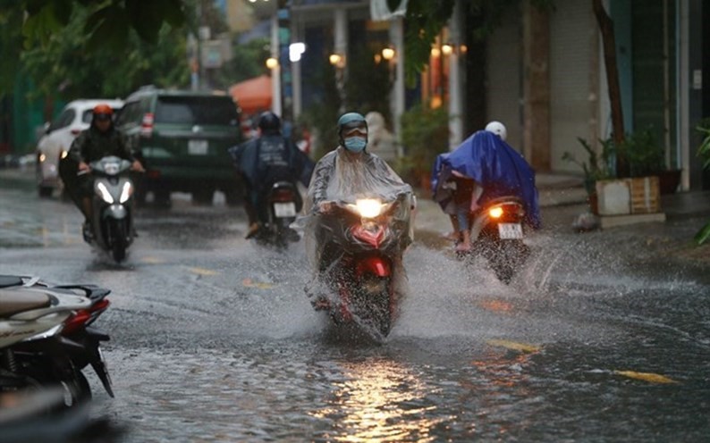 Vùng áp thấp mạnh lên trên Biển Đông gây mưa dông dài ngày cho đất liền nước ta