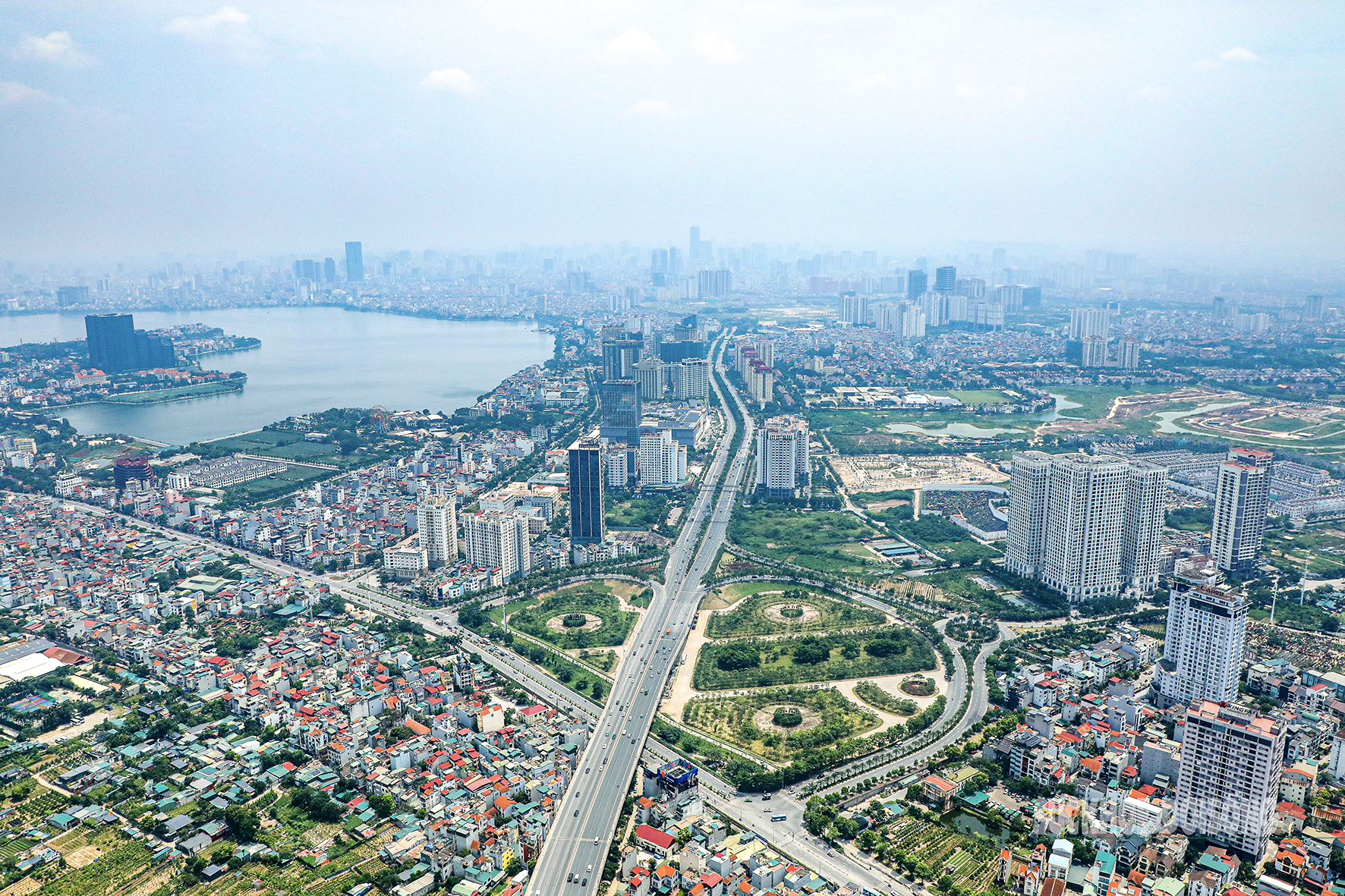 Trung tâm Hà Nội nhìn từ trực thăng quân sự- Ảnh 13.