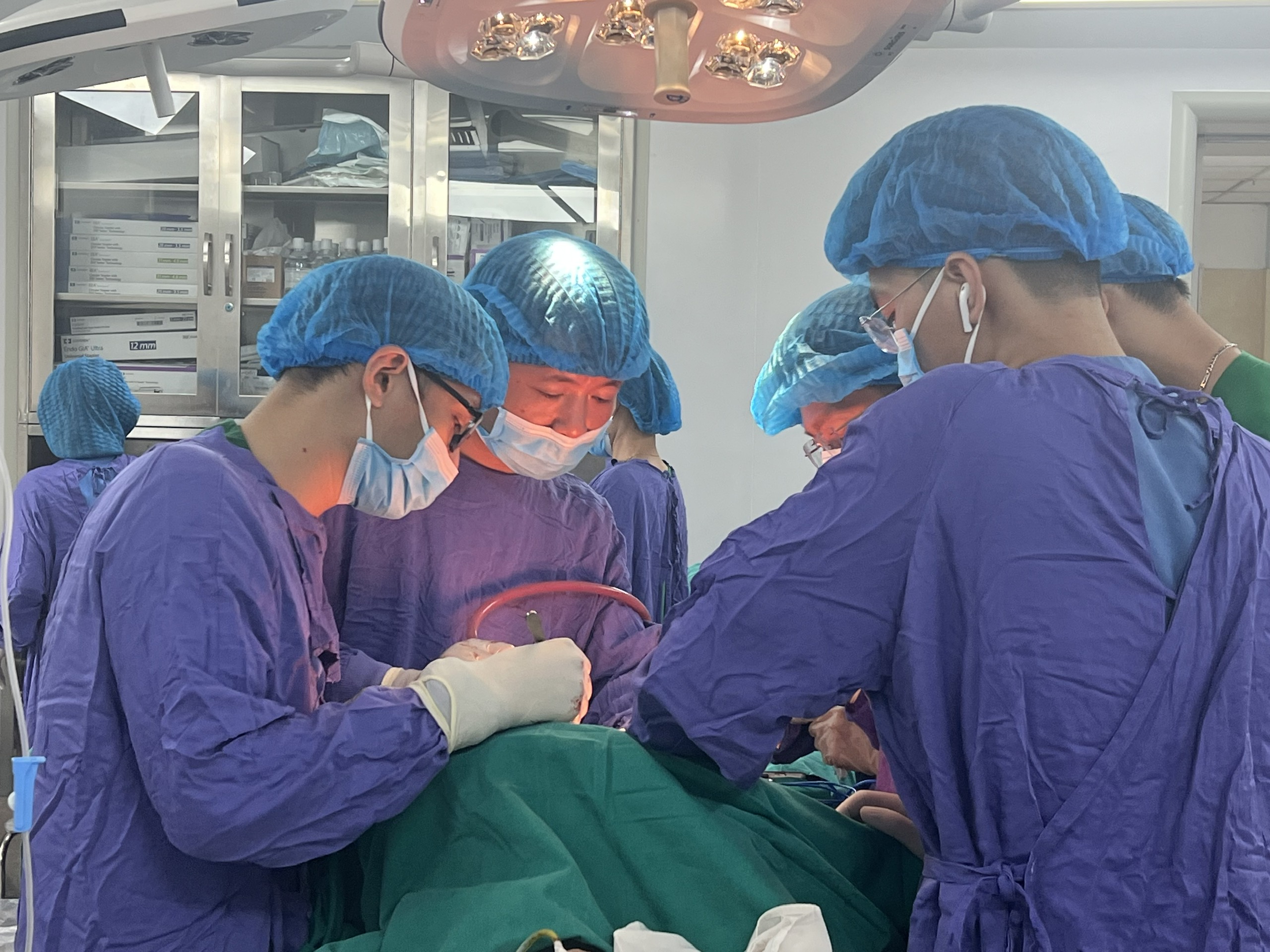 Đau tức vùng bụng trái, tiểu ra máu, đi khám phát hiện khối u thận 'khủng'- Ảnh 1.