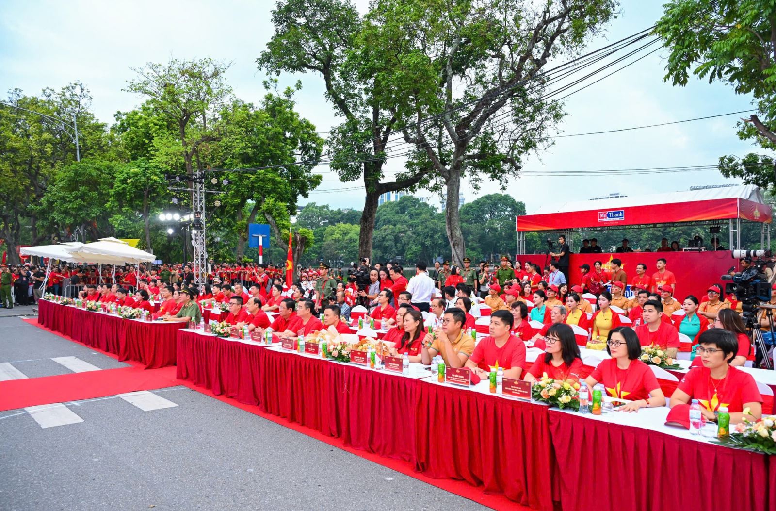 Hơn 1 triệu người cùng đi bộ vì một Việt Nam đoàn kết, hùng cường tiến vào kỷ nguyên mới- Ảnh 1.