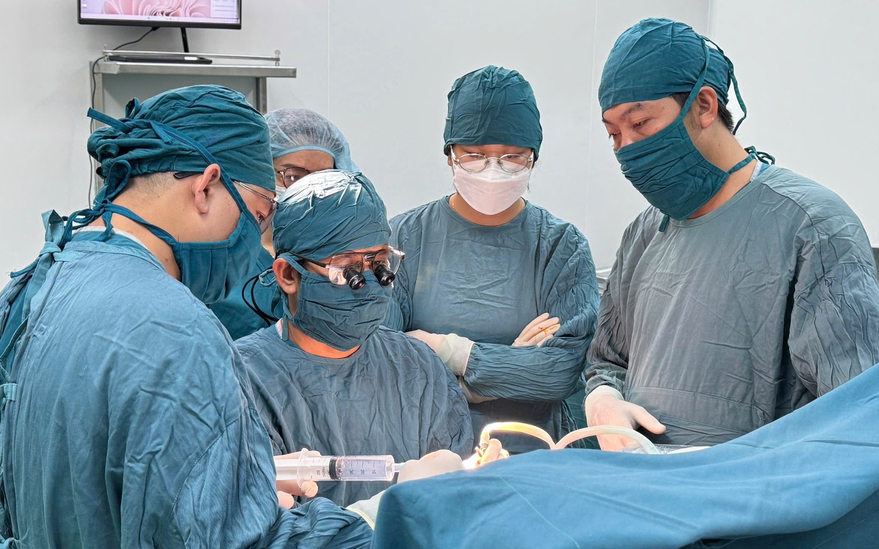 Phẫu thuật kịp thời cho bệnh nhi 15 ngày tuổi bị tắc ruột bẩm sinh