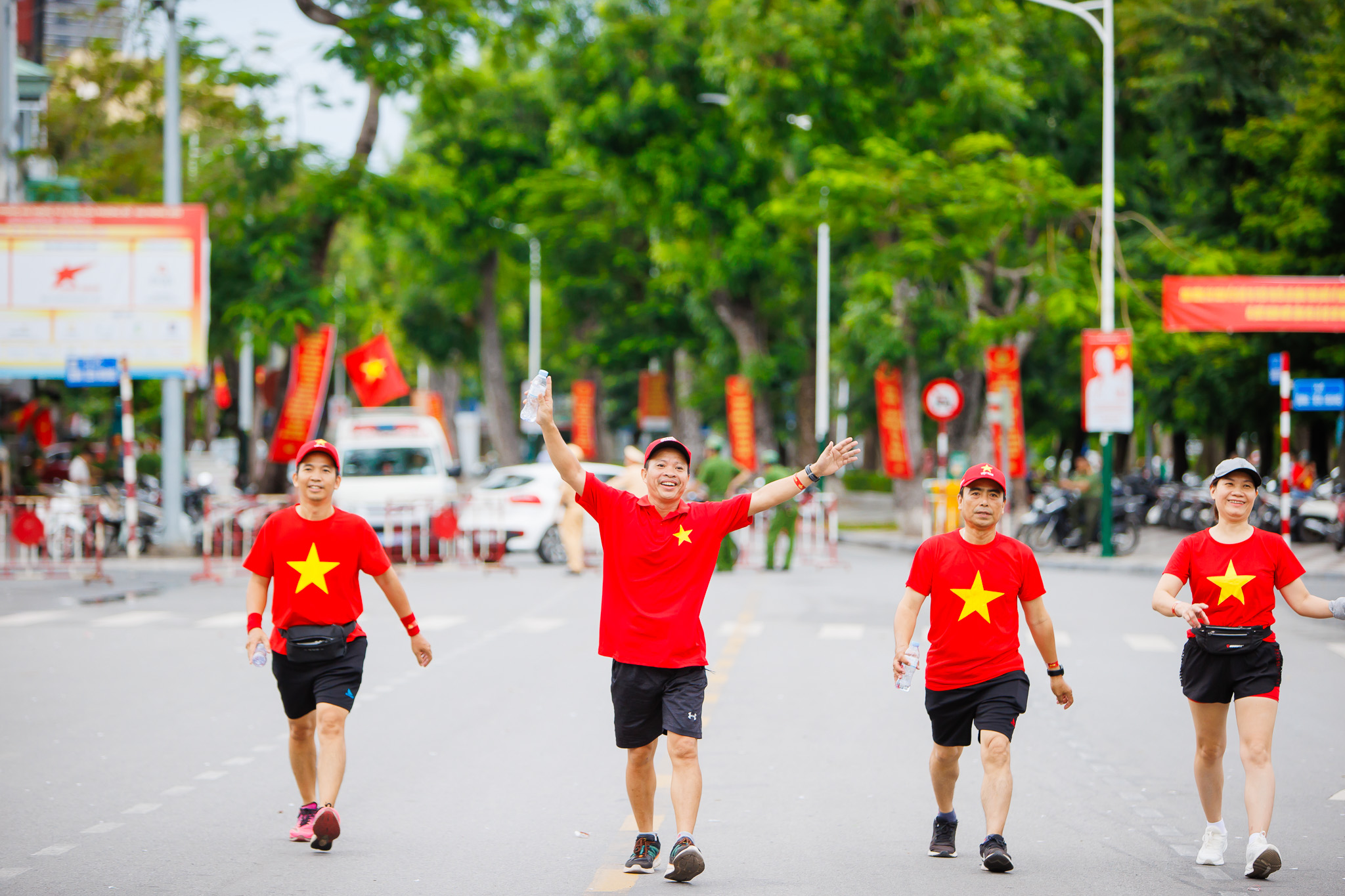 Hàng nghìn người dân Hải Phòng xuống đường đi bộ 'Cùng Việt Nam tiến bước'- Ảnh 7.