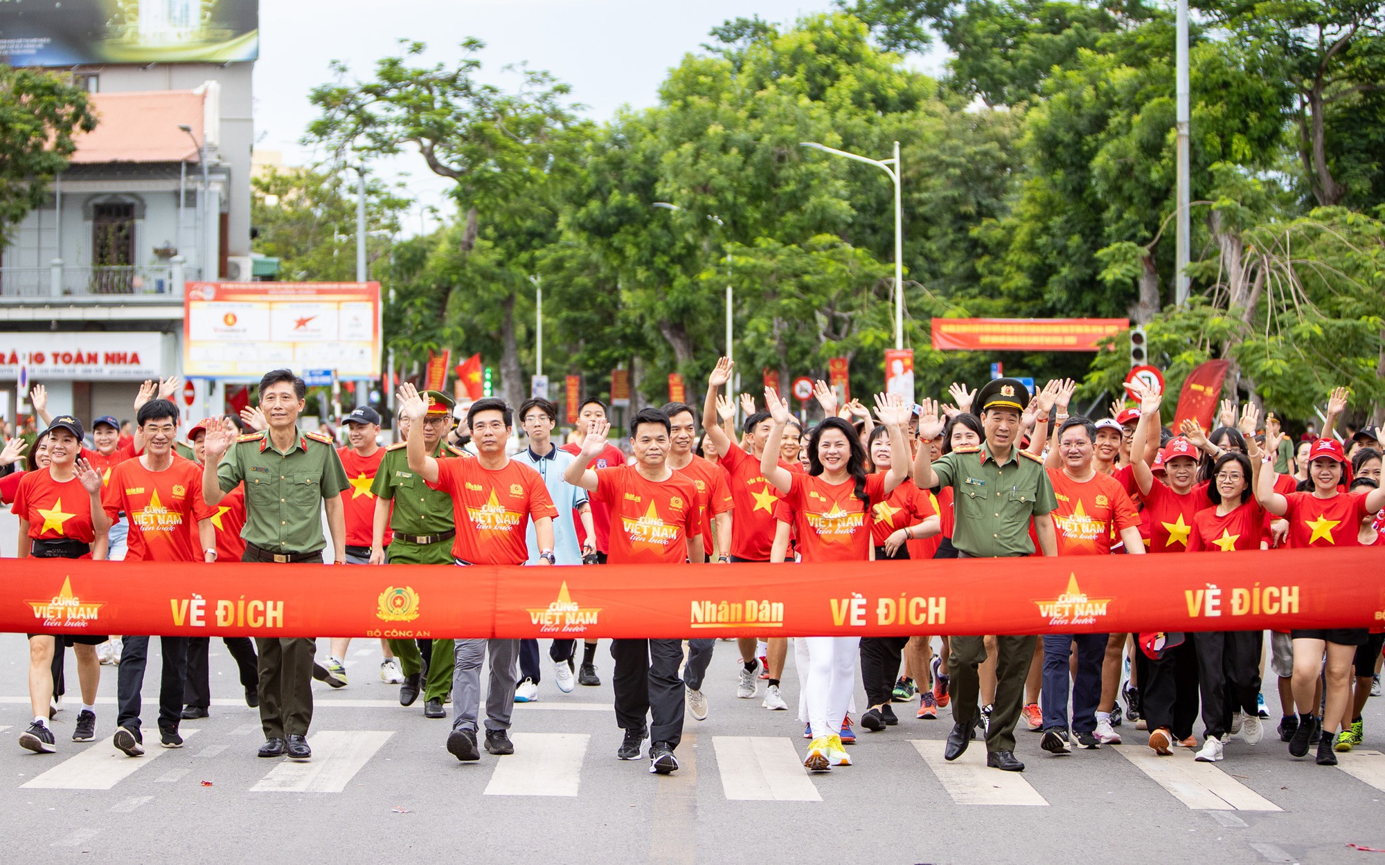 Hàng nghìn người dân Hải Phòng xuống đường đi bộ 