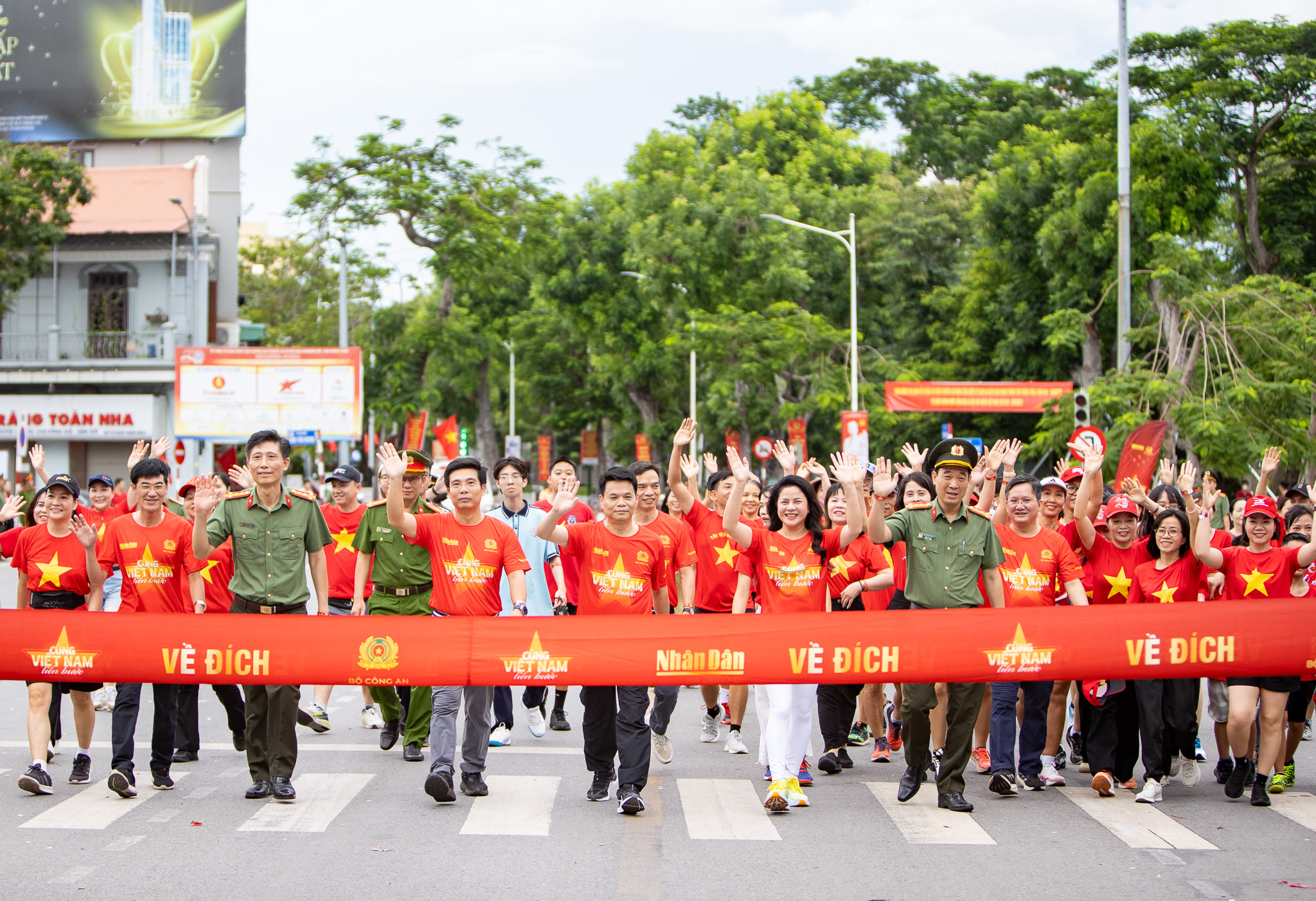 Hàng nghìn người dân Hải Phòng xuống đường đi bộ 'Cùng Việt Nam tiến bước'- Ảnh 1.