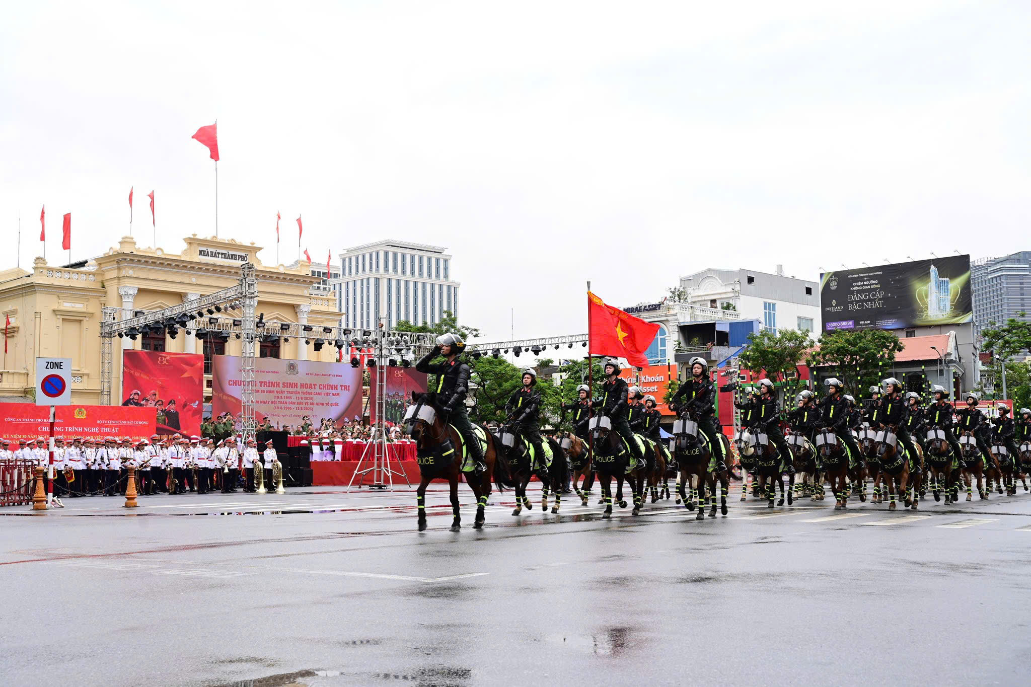 Hàng nghìn người dân Hải Phòng xuống đường đi bộ 'Cùng Việt Nam tiến bước'- Ảnh 10.
